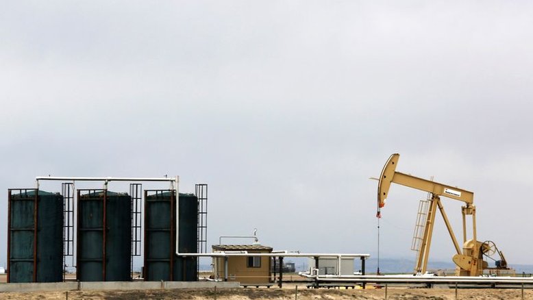 Preços de petróleo recuam 2% com receios de excesso de oferta após Opep chegar a acordo