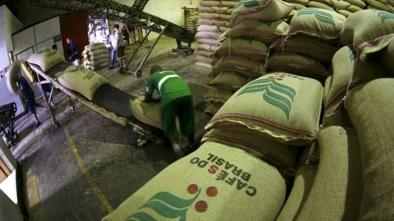 Vendas de café 2021/22 do Brasil atingem 48% da produção esperada, diz Safras