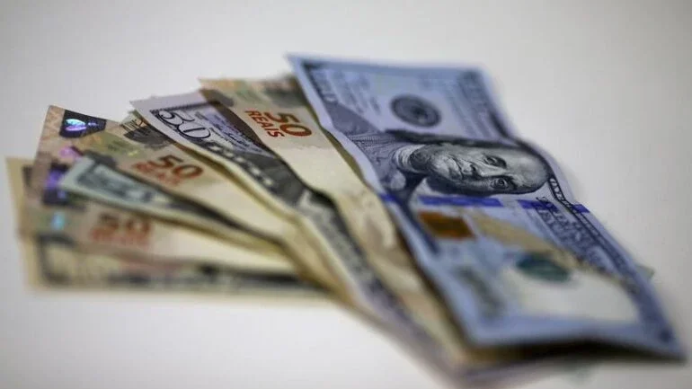 Dólar salta 2,7% no acumulado de semana turbulenta e já mira Jackson Hole