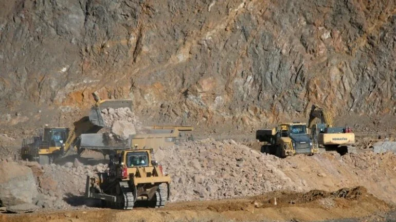 ANÁLISE - Minério de ferro cai por avanço de oferta e controle de produção de aço na China