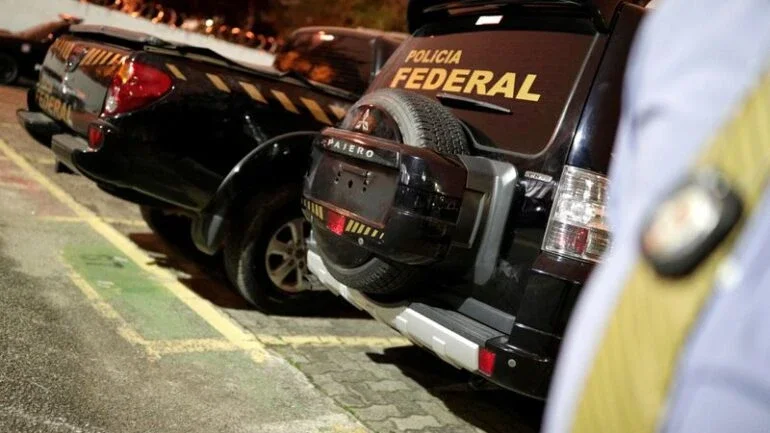 Maior milícia do RJ tem fornecedor de armas nos EUA e organização surpreende agentes