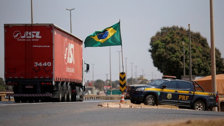 Caminhoneiros desmobilizam protesto e rodovias federais têm fluxo livre
