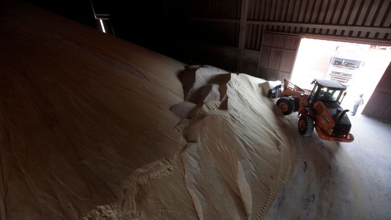 Açúcar branco recua na ICE após atingir nova máxima de 4 anos e meio