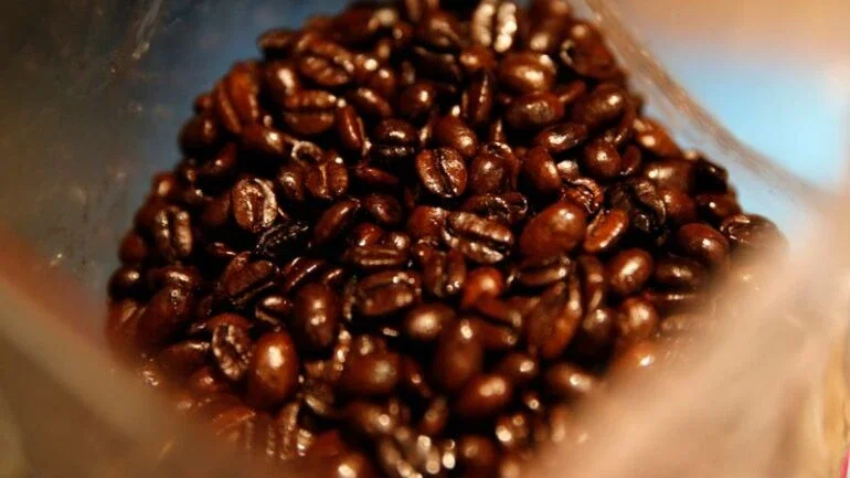Café arábica cai 2% na ICE com chuvas no Brasil; açúcar também recua