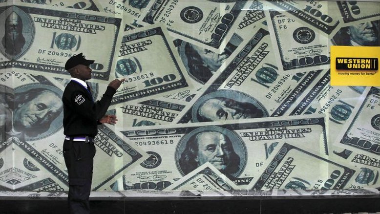 Dólar passa a subir ante real após proposta sobre dividendos, mas caminha para perda semanal