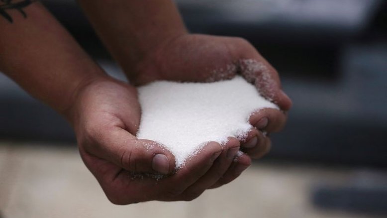 Açúcar bruto toca mínima de 2 semanas na ICE; café arábica avança