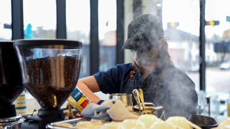Trabalho remoto impede recuperação total das vendas de cafeterias nos EUA, diz pesquisa