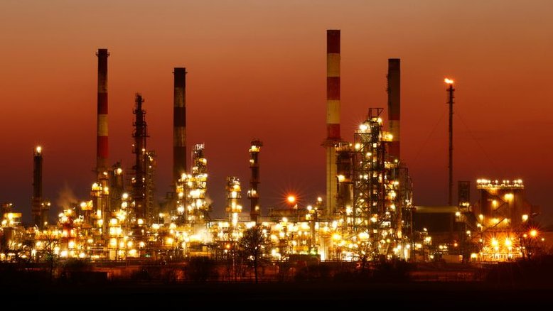 Preços do petróleo sobem mais de 1% com interrupções na Líbia