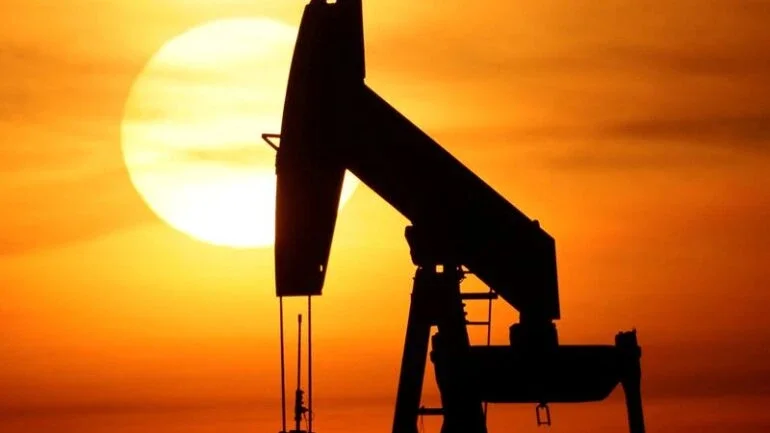 Preços do petróleo recuam 5% após FMI cortar perspectivas de crescimento