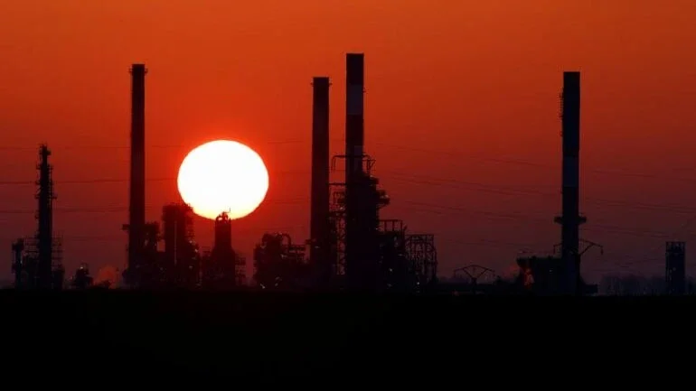 Preços do petróleo recuam após contratos de óleo para aquecimento dos EUA despencarem