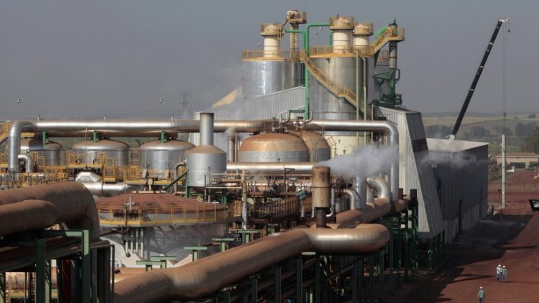 Produção de açúcar do CS recua 30% na quinzena; importação de etanol afeta vendas