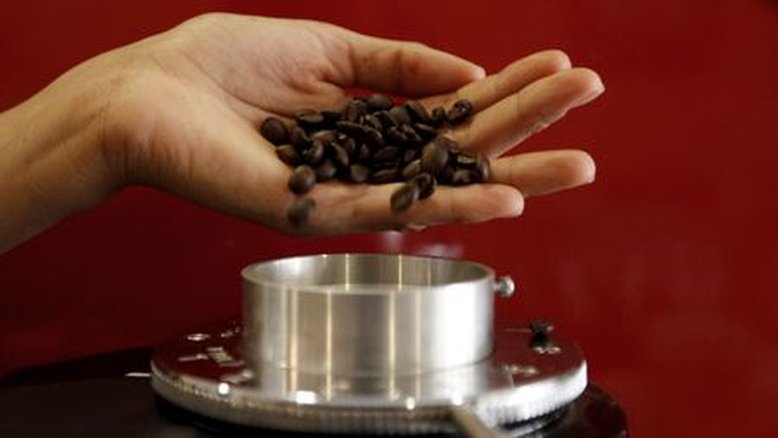 Exportação de café do Brasil despenca em fevereiro com produtor limitando vendas