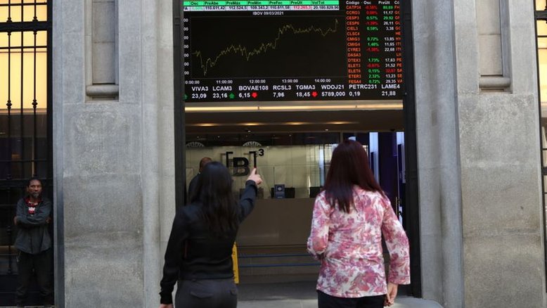 Ibovespa fecha em alta e renova máxima desde fevereiro com e-commerce em destaque