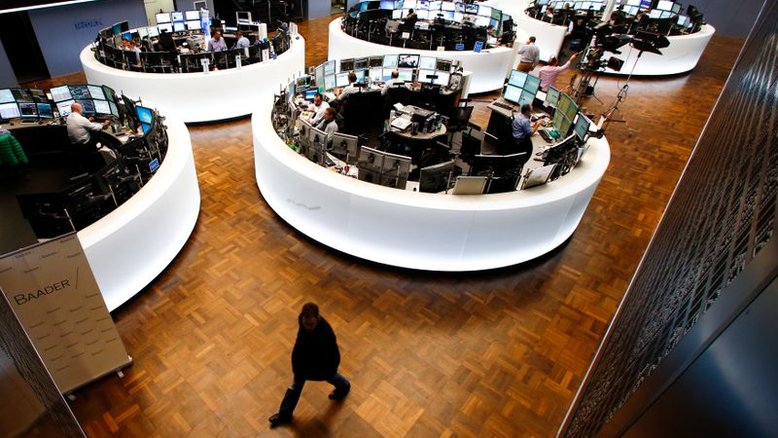 Índice acionário europeu se estabiliza perto de máximas recordes