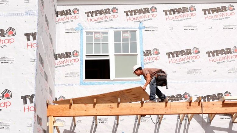 Início de construção de moradias nos EUA sobe mais que o esperado em março
