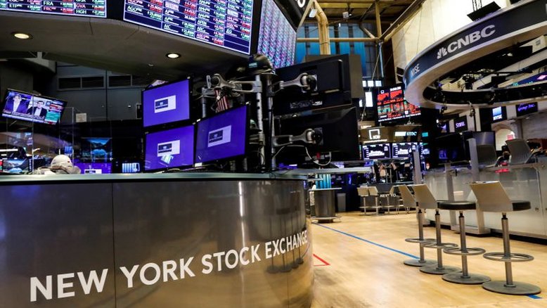 Wall St se afasta de recorde; ações da Tesla caem após acidente fatal