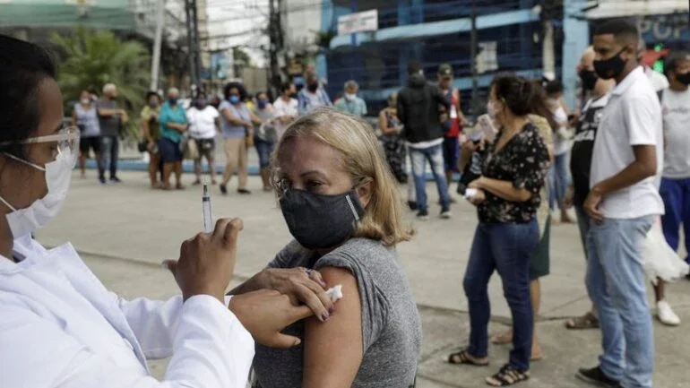 Fitch diz que alta de casos de Covid-19 e lenta vacinação no Brasil aumentam incerteza sobre economia