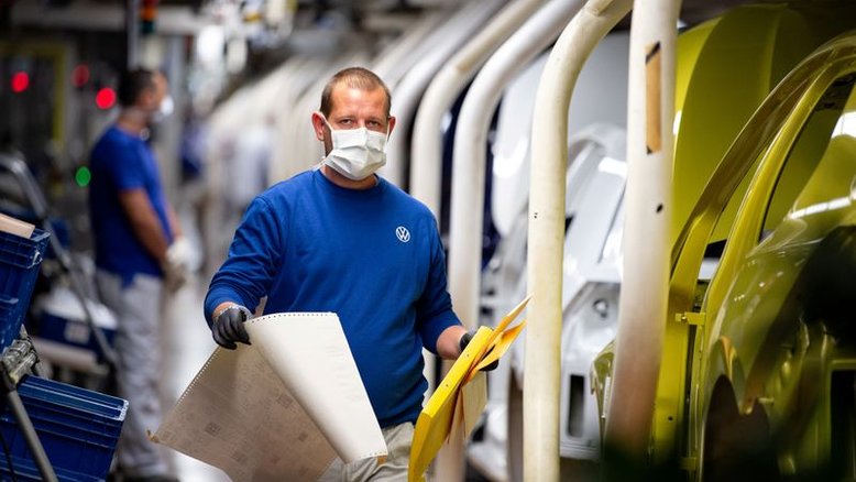 Expansão da indústria da zona do euro tem máxima recorde em abril, mostra PMI