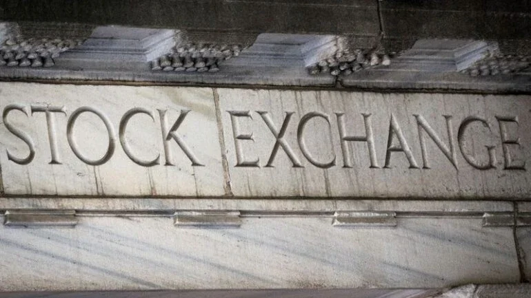 Wall St sobe com ganhos de ações de crescimento e dados fortes de emprego