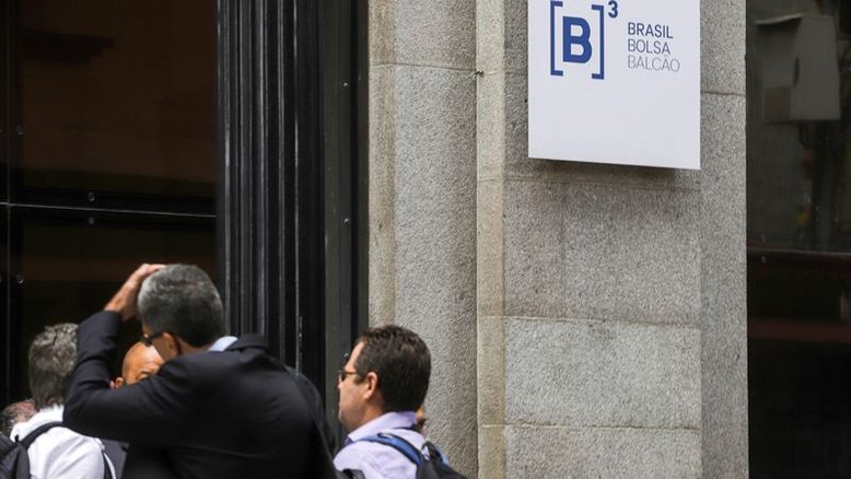 Ibovespa hesita após encostar em 120 mil pontos com bateria de resultados no radar