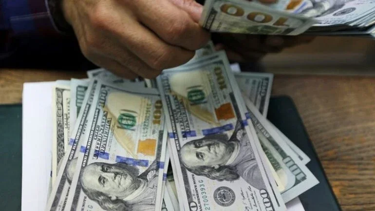 Dólar registra perda semanal ante real com percepção de ambiente doméstico oportuno