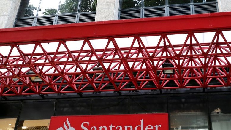 Santander Brasil quase dobra lucro no 2º tri