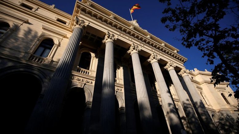 BOLSA EUROPA-Ações recuam na sessão, mas engatam 6º mês de ganhos