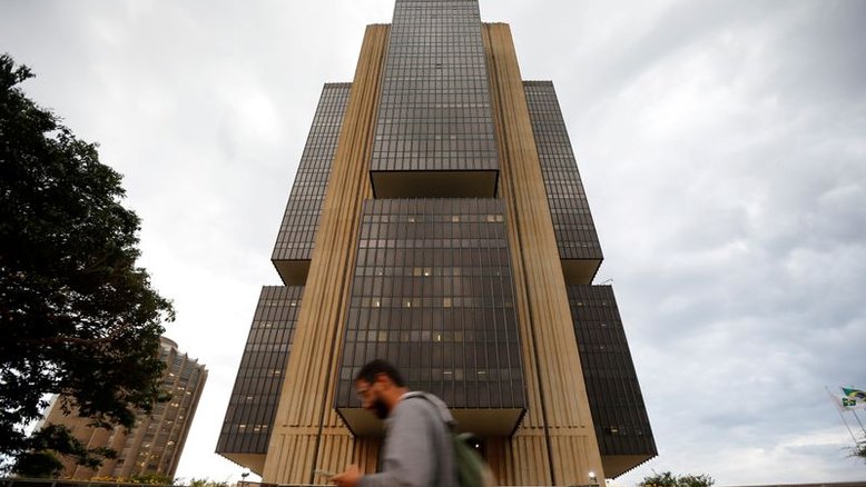 MUFG eleva projeção de Selic a 7,5% e cita volta de riscos fiscais