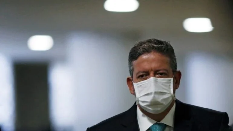 Lira promete votar IR esta semana e reforma administrativa até final do mês