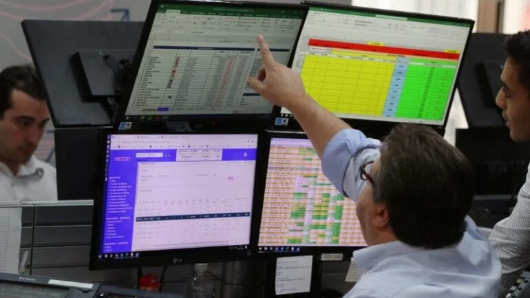 Ibovespa fecha com queda discreta em dia cheio de balanços; Minerva dispara no final