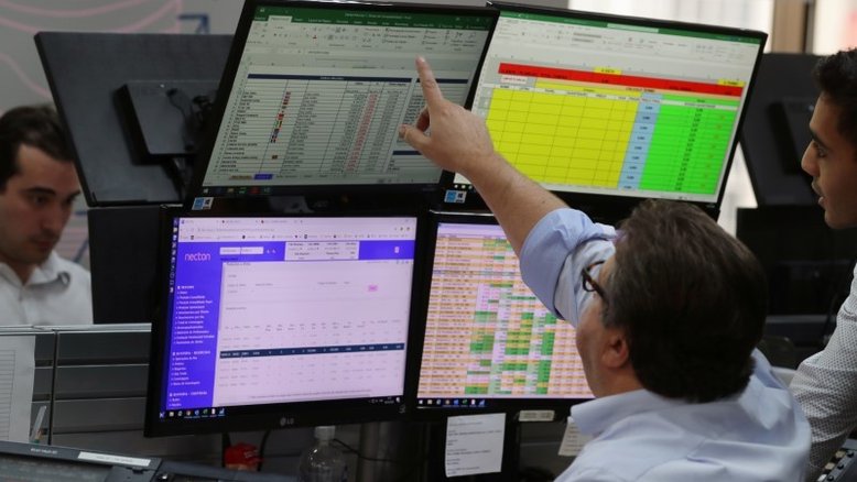 Ibovespa fecha com queda discreta em dia cheio de balanços; Minerva dispara no final