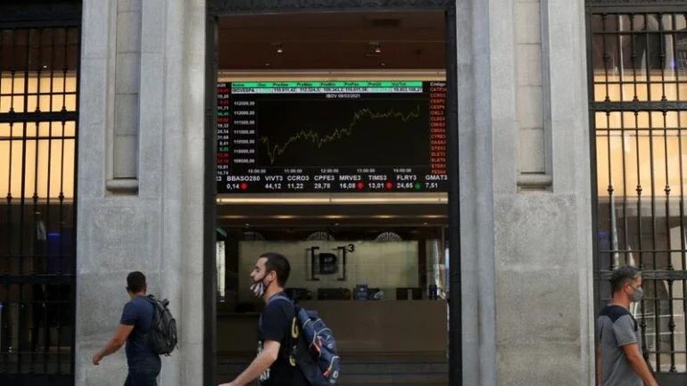 Ibovespa fecha em alta com apoio de NY, mas acumula perda na semana