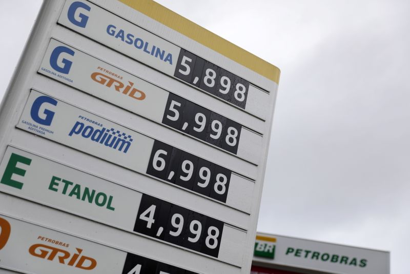 Preço médio da gasolina sobe pela 5ª semana nos postos e supera R$6 por litro, mostra ANP