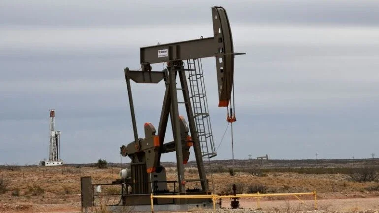 Preços do petróleo recuam 2% com aversão ao risco e fortalecimento do dólar
