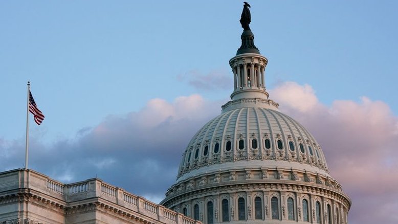 Senado dos EUA adia votação sobre teto da dívida enquanto democratas avaliam oferta de McConnell