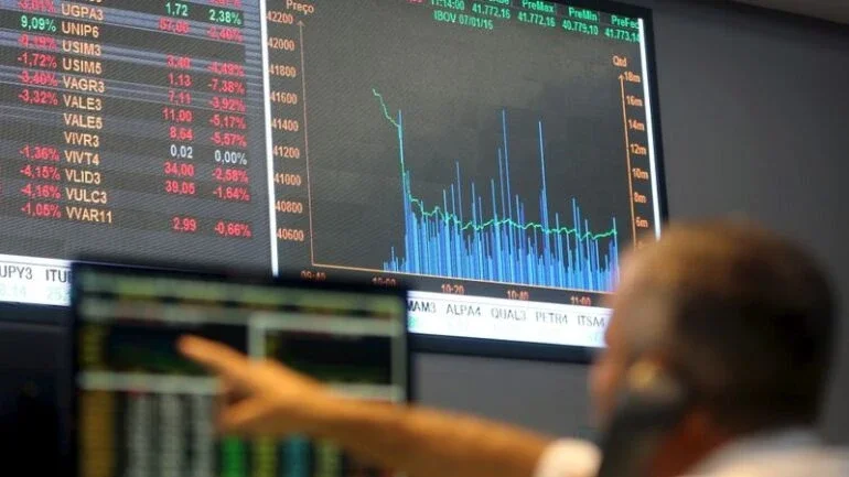 Com vento contrário de Wall St e China, Ibovespa cai 0,58%