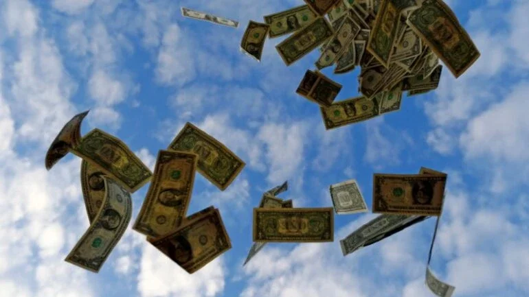 BC derruba dólar com US$1 bi em swaps, mas moeda fica acima de R$5,50