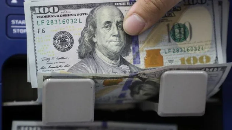 Dólar vai abaixo de R$5,50 após BC marcar presença no mercado
