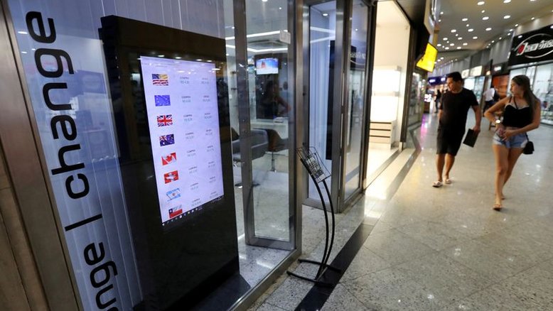 Dólar abandona queda e fecha em alta mesmo com nova atuação do BC