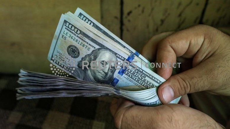 Dólar acelera alta e supera R$5,54 atento a BC; exterior pesa