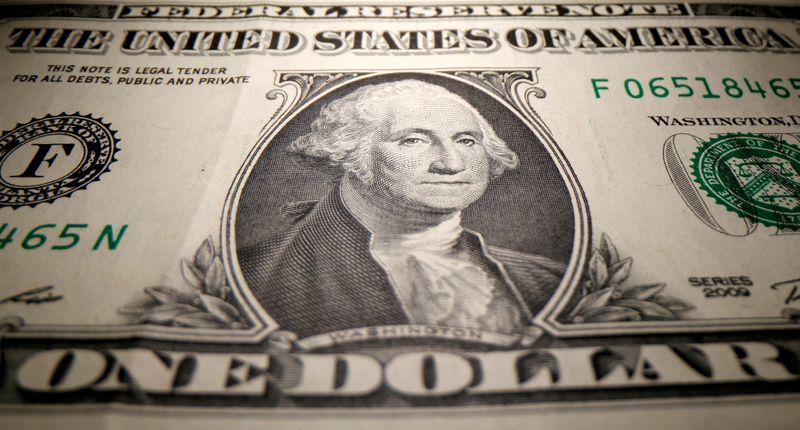 Em dia de leilão do BC, dólar salta acima de R$5,57 com piora fiscal
