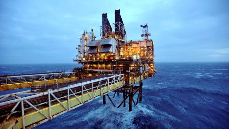 Preços do petróleo despencam com pressão de previsão de inverno ameno nos EUA