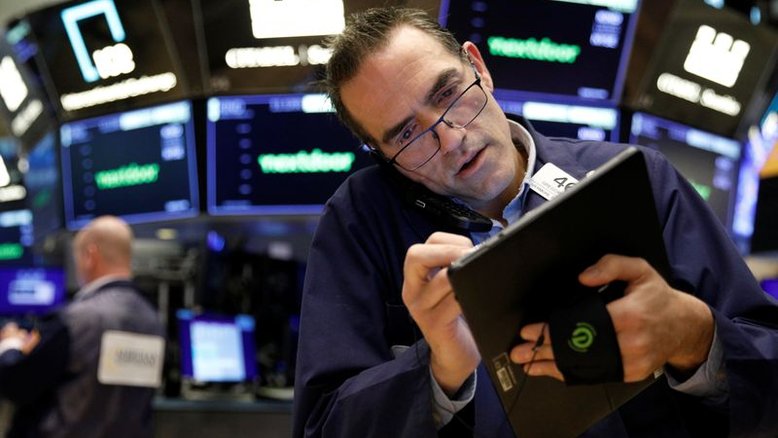 Wall Street fecha em alta modesta com pacote de infraestrutura, mas Tesla pesa