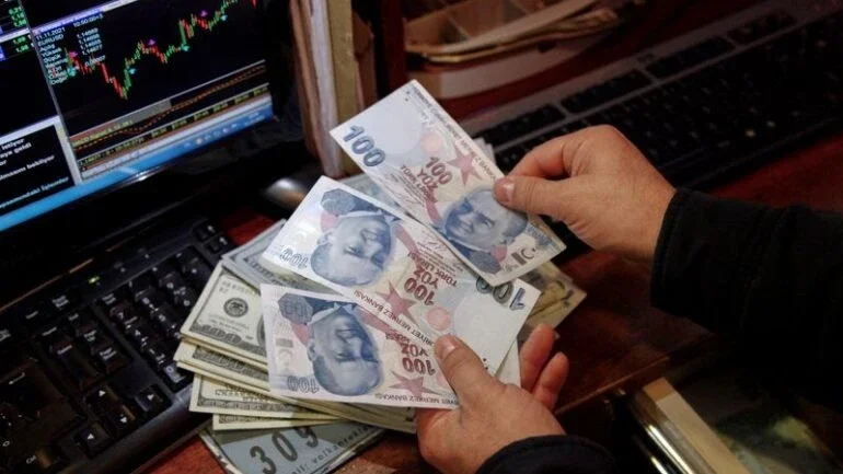 Lira turca atinge novas mínimas com expectativa de outro corte de juros