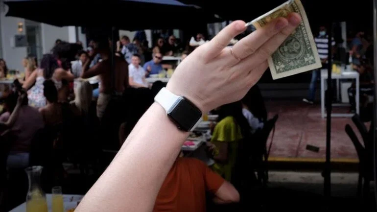 Dólar sobe e volta a R$5,50 com risco fiscal doméstico e força da moeda no exterior