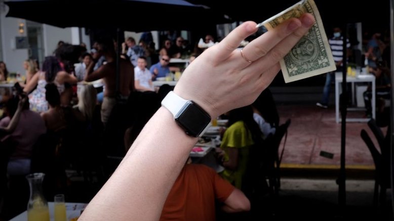 Dólar sobe e volta a R$5,50 com risco fiscal doméstico e força da moeda no exterior
