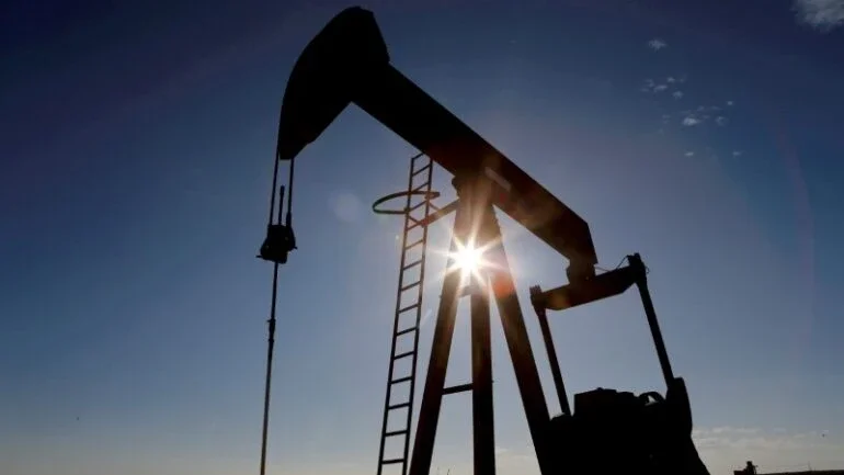 Preços do petróleo fecham praticamente estáveis com mercado questionando liberação de reservas