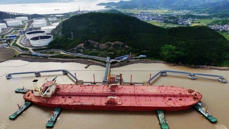Preços do petróleo reduzem ganhos mas terminam em alta após despencarem na sexta-feira