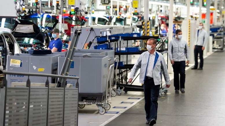 Expansão da indústria da zona do euro acelera em novembro mas pressão inflacionária aumenta, mostra PMI