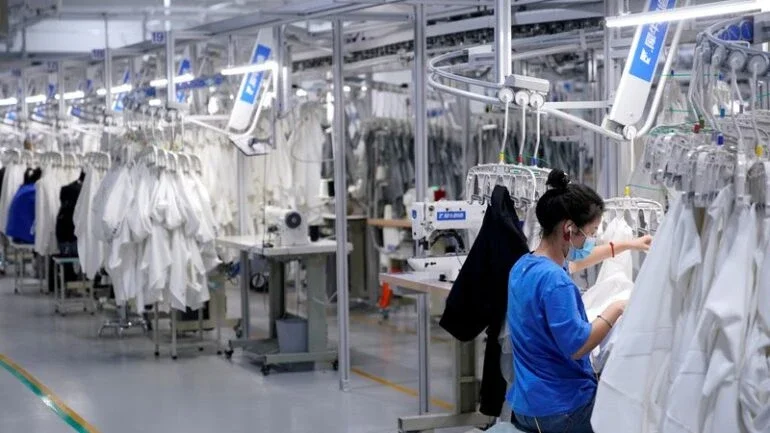 Expansão de serviços da China perde força em novembro, segundo PMI do Caixin/Markit